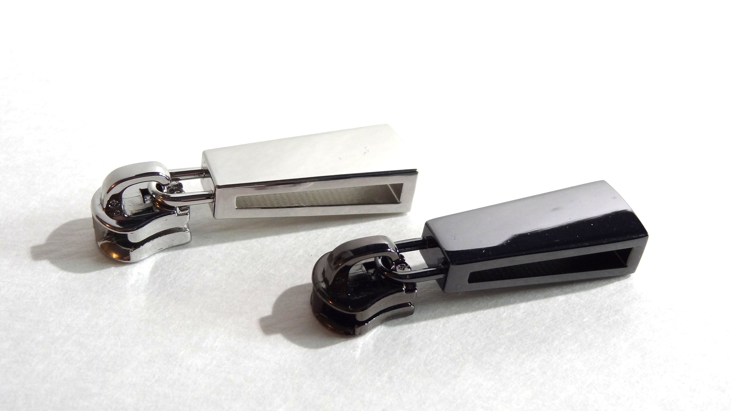 Size #5 Gunmetal Collection Kit 3, 5 yards of #5 Nylon Zipper Tape with  Gunmetal Coil & 15 Zipper Pulls, zipper tape